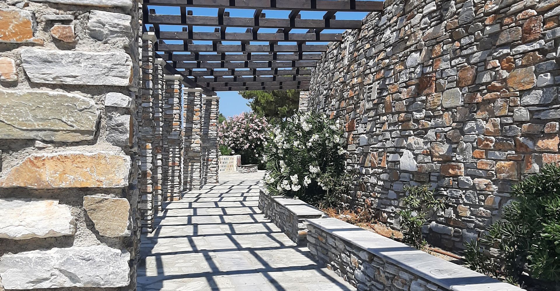 Doğal taş duvar ve taş döşemeli peyzaj uygulaması