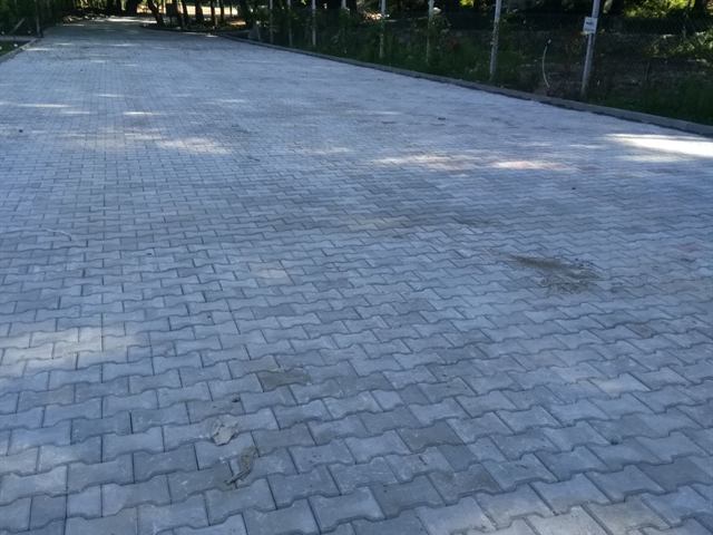 Parke taşı döşenmiş geniş otopark alanı