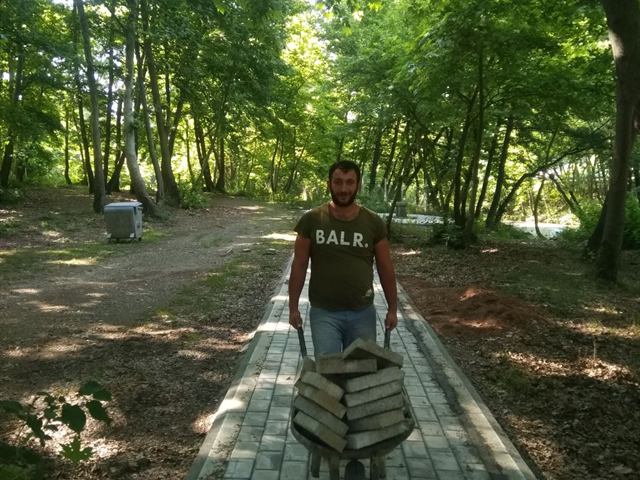 Park içinde sürmekte olan parke taşı döşeme çalışması