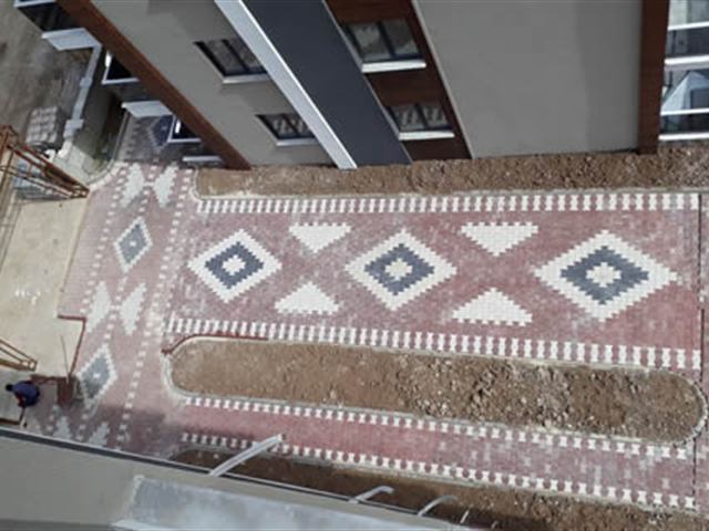 Kilim desenli renkli parke taşı uygulaması