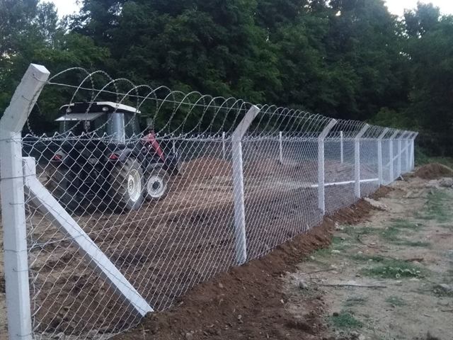 Beyaz panel çit ve giriş kapısı uygulaması