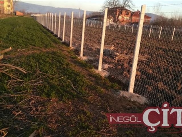 Beton direkler üzerine çekilmiş galvanizli tel örgü çit uygulaması