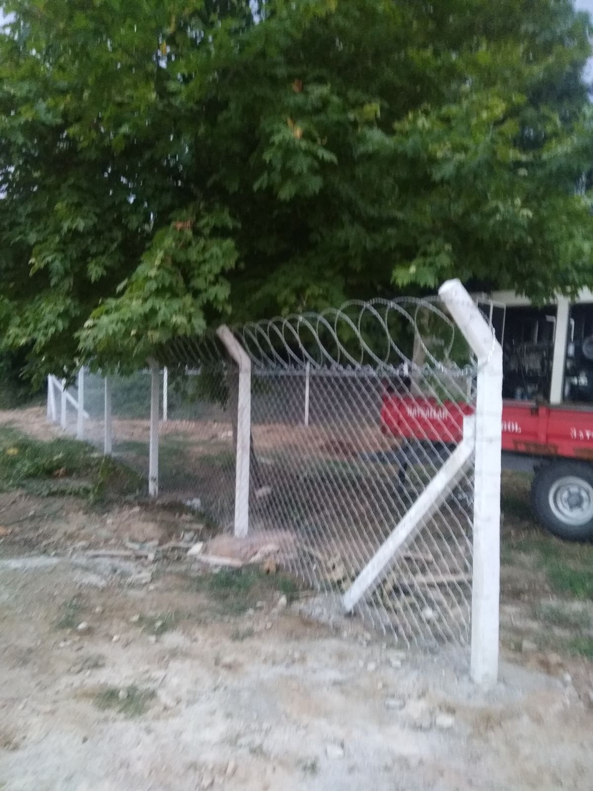 Panel çit üzerine uygulanmış dikenli tel ve güvenlik takviyesi